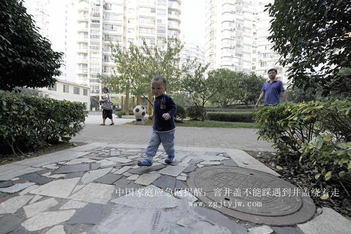 不踩窨井盖2.jpg