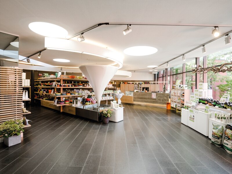 奥地利Multikraft总部商店。从农业、园艺到清洁、护理与发酵饮品,EM相关产品已经延伸到多个生活领域。图片来源:Multikraft官网。.jpg 奥地利Multikraft总部商店。从农业、园艺到清洁、护理与发酵饮品,EM相关产品已经延伸到多个生活领域。图片来源:Multikraft官网。.jpg